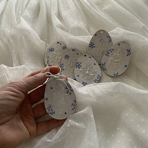 Maľované vianočné drevené vajíčka (výrezy) 5x7 cm na špagáte (sada 6 ks modrobielych)