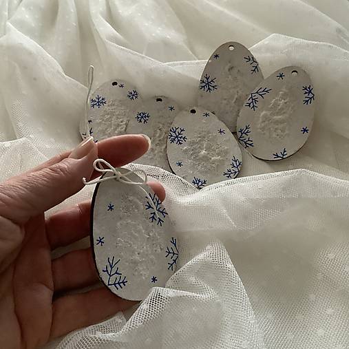 Maľované vianočné drevené vajíčka (výrezy) 5x7 cm na špagáte (sada 6 ks modrobielych)