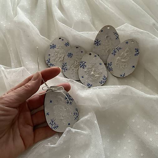 Maľované vianočné drevené vajíčka (výrezy) 5x7 cm na špagáte (sada 6 ks modrobielych)