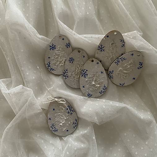 Maľované vianočné drevené vajíčka (výrezy) 5x7 cm na špagáte (sada 6 ks modrobielych)