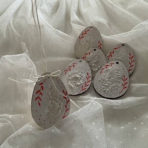 Maľované vianočné drevené vajíčka (výrezy) 5x7 cm na špagáte (sada 6 ks bieločervených)
