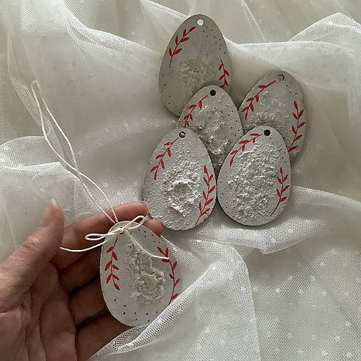 Maľované vianočné drevené vajíčka (výrezy) 5x7 cm na špagáte (sada 6 ks bieločervených)