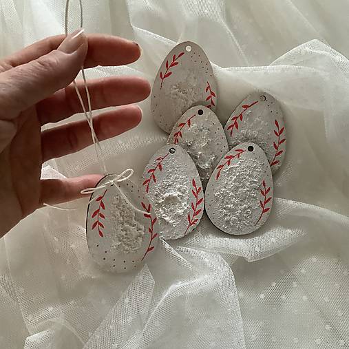 Maľované vianočné drevené vajíčka (výrezy) 5x7 cm na špagáte (sada 6 ks bieločervených)