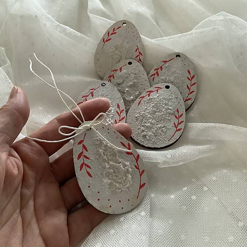 Maľované vianočné drevené vajíčka (výrezy) 5x7 cm na špagáte (sada 6 ks bieločervených)