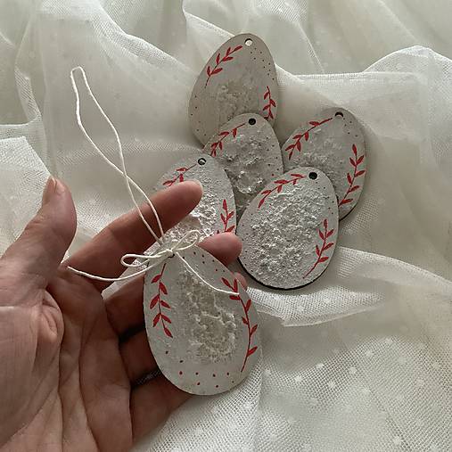 Maľované vianočné drevené vajíčka (výrezy) 5x7 cm na špagáte (sada 6 ks bieločervených)