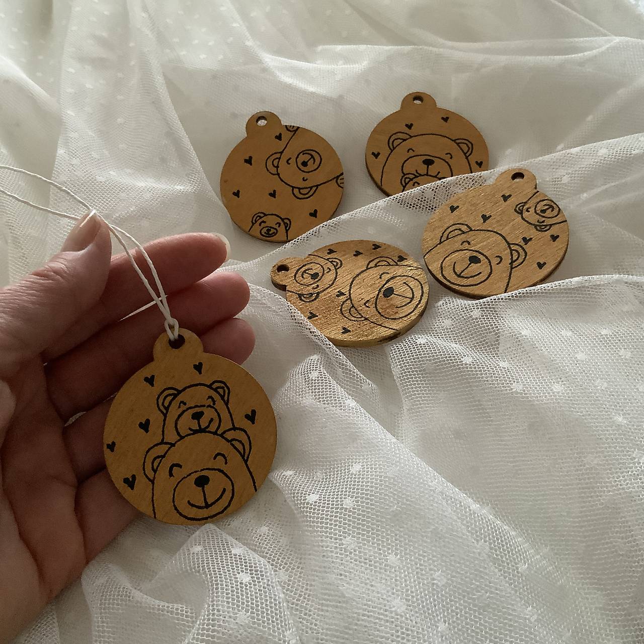 Maľované vianočné gule (drevené výrezy s priemerom 5 cm) na špagáte (sada 5 ks na zlatom podklade s macíkmi)