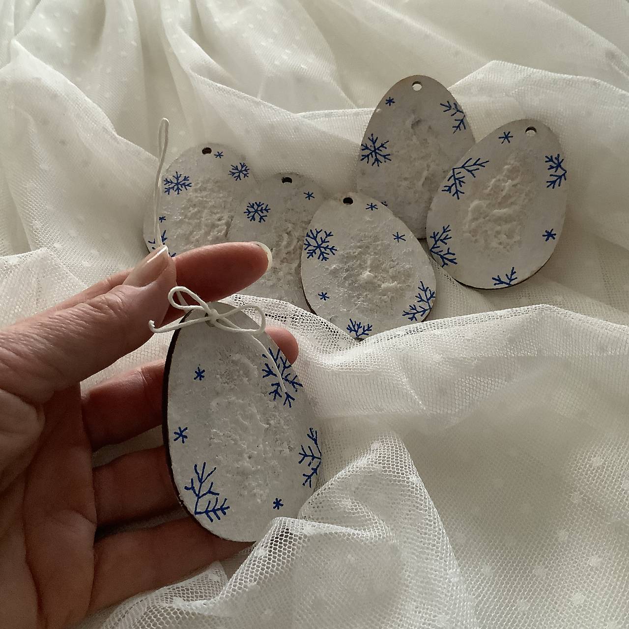Maľované vianočné drevené vajíčka (výrezy) 5x7 cm na špagáte (sada 6 ks modrobielych)