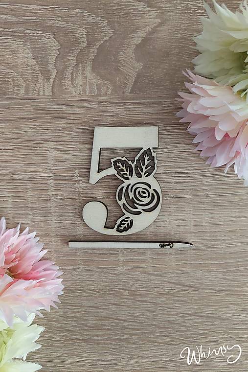 Dekorácie - Drevené čísla s ružičkou - zápich do torty  (Číslo 5) - 17979619_