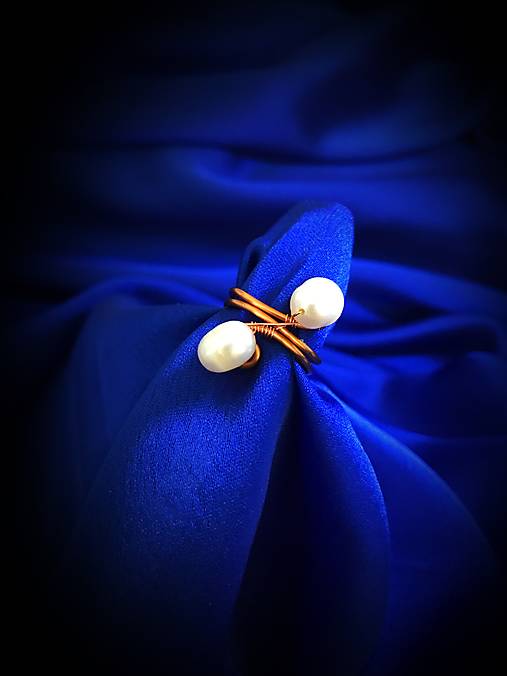 Prstene - medený prsteň s riečnymi perlami - 17982351_