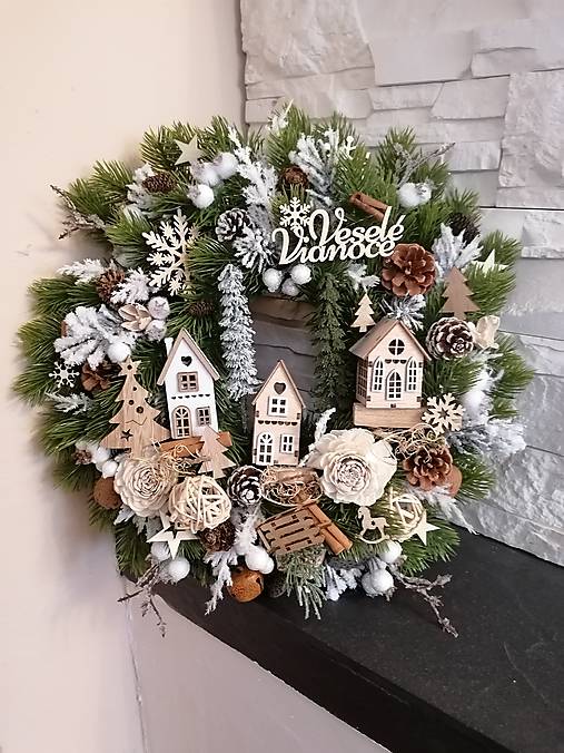 Dekorácie - Vianočny veniec s domčekmi 36cm a adventný svietnik 47cm - 17982220_