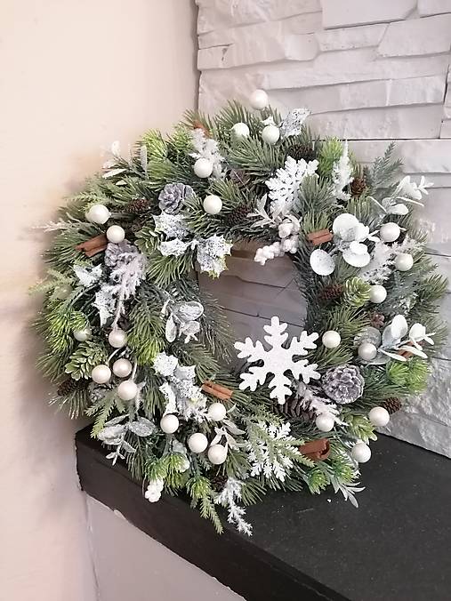 Dekorácie - Zimny veniec s vločkou 32cm (Veniec s LED osvetlenim) - 17982234_