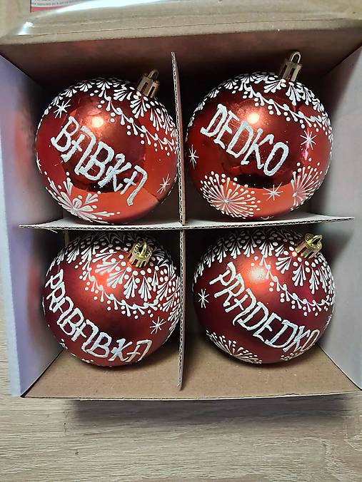 Dekorácie - Vianočné gule malované voskom ,doplnené menom - 17982996_