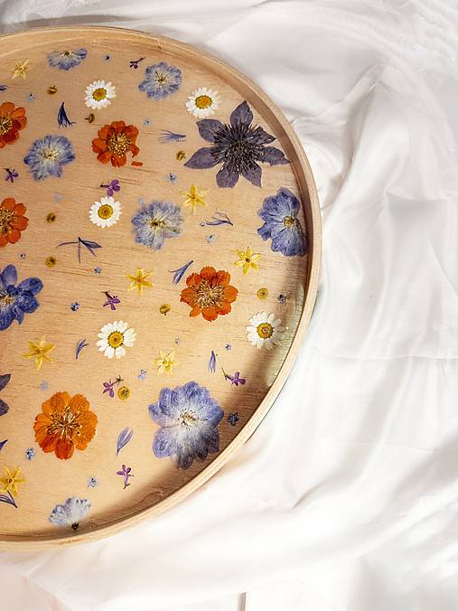 Nádoby - Drevený podnos zo živice s kvetmi “Krásenky” (Fialová) - 17983234_