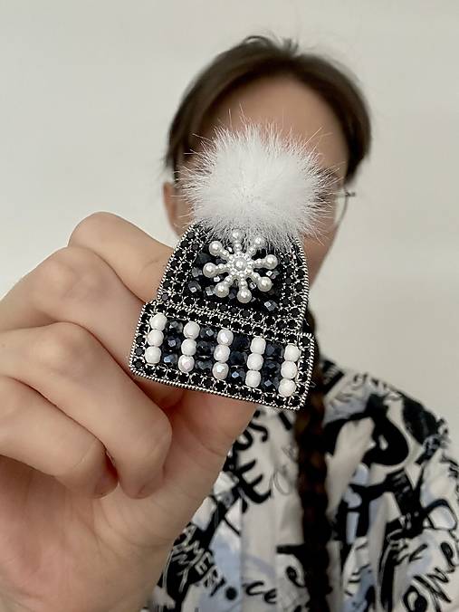 Brošne - Korálková brošňa čiapka - 17982690_