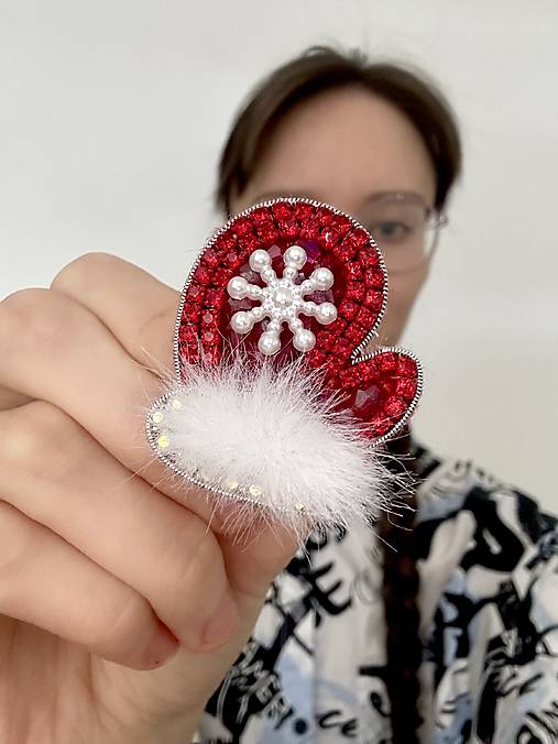 Brošne - Korálková brošňa rukavica - 17982694_