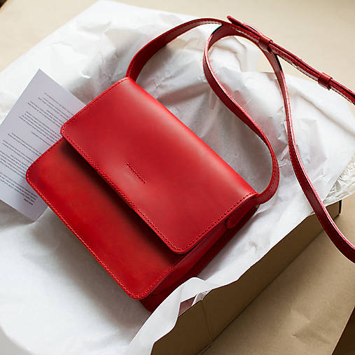 Kabelky - Dámská kožená crossbody kabelka | čierna (Červená) - 17983477_
