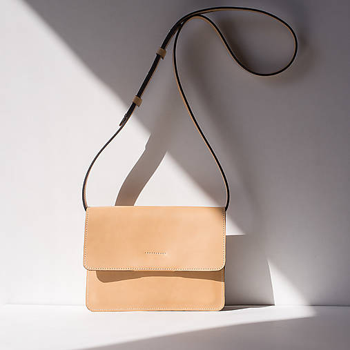 Kabelky - Dámská kožená crossbody kabelka | béžová - 17983697_