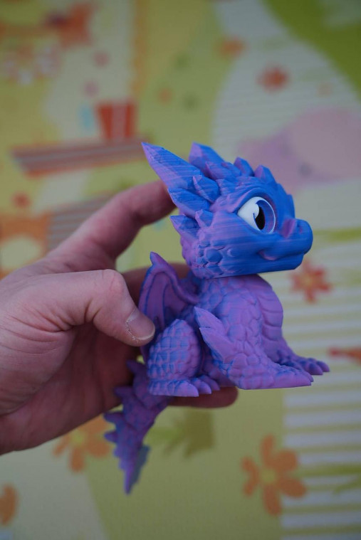 Fialovo-modrý dráčik – roztomilá figúrka s pohyblivým telom