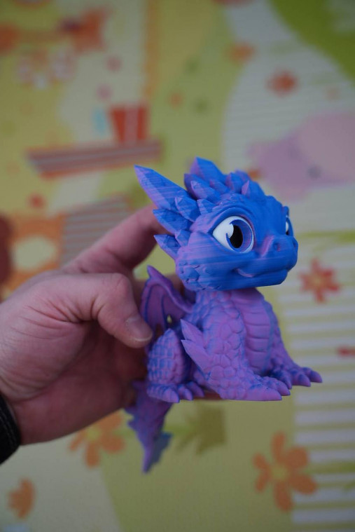 Fialovo-modrý dráčik – roztomilá figúrka s pohyblivým telom