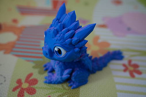 Fialovo-modrý dráčik – roztomilá figúrka s pohyblivým telom