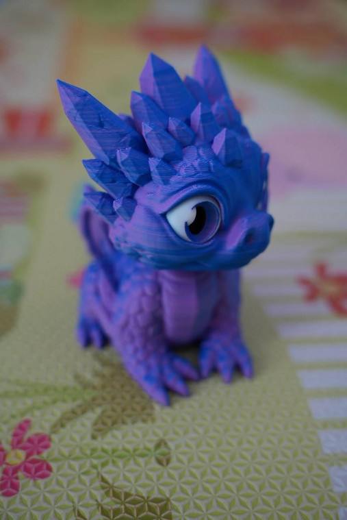 Fialovo-modrý dráčik – roztomilá figúrka s pohyblivým telom