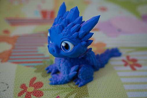 Fialovo-modrý dráčik – roztomilá figúrka s pohyblivým telom