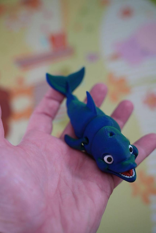 Zeleno-modrý usmiaty delfín – hravá ohybná figúrka