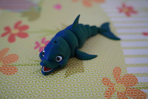 Zeleno-modrý usmiaty delfín – hravá ohybná figúrka