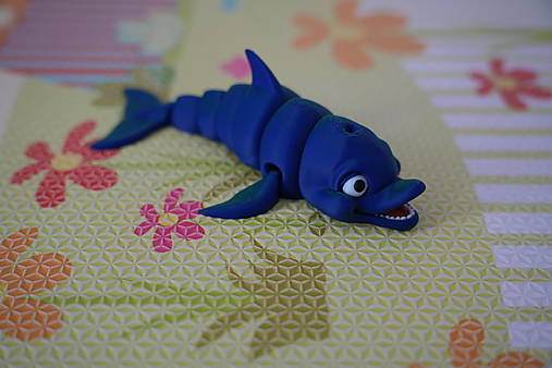 Zeleno-modrý usmiaty delfín – hravá ohybná figúrka