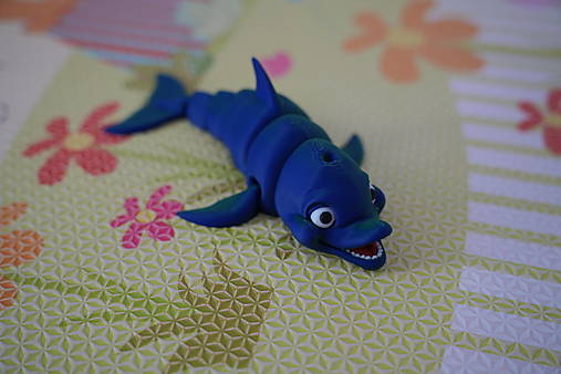 Zeleno-modrý usmiaty delfín – hravá ohybná figúrka