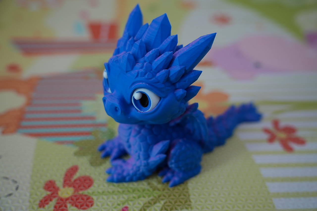 Fialovo-modrý dráčik – roztomilá figúrka s pohyblivým telom
