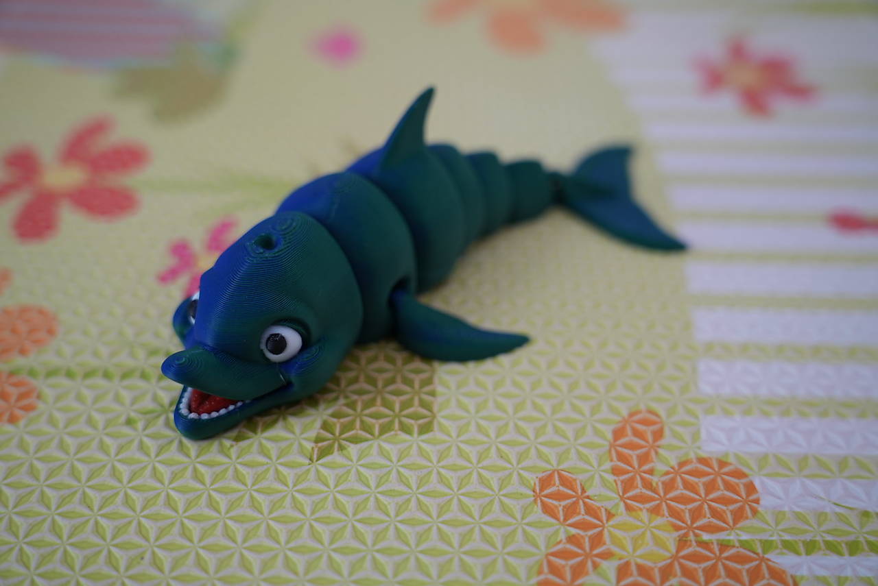 Zeleno-modrý usmiaty delfín – hravá ohybná figúrka