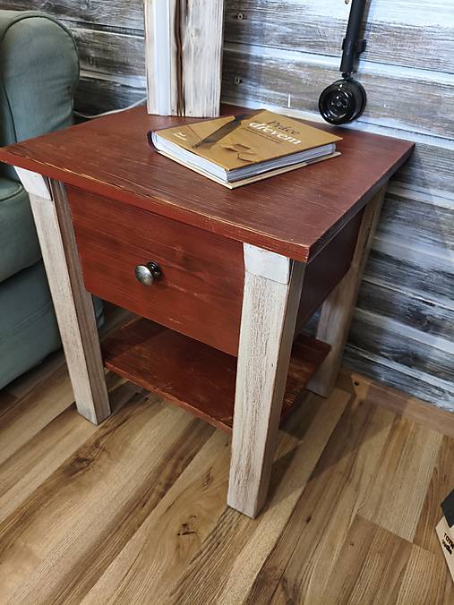 Nočný stolík vidiecký zo šuflíkom