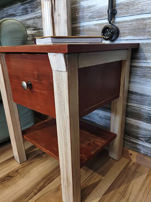 Nočný stolík vidiecký zo šuflíkom