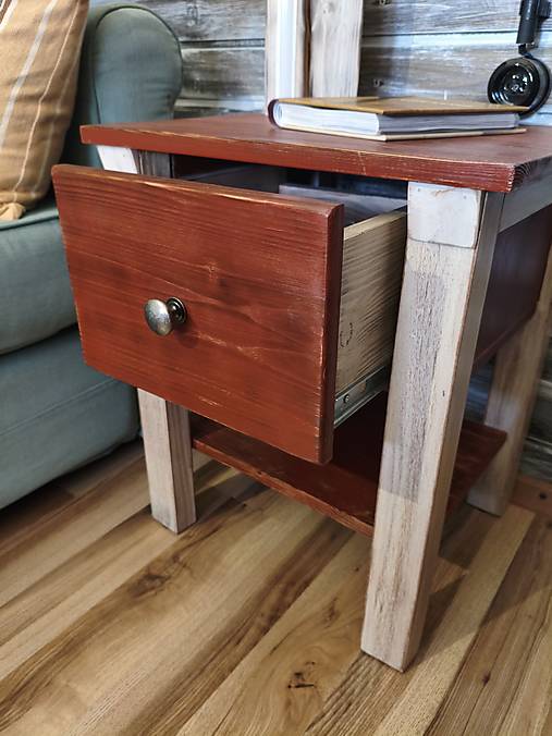 Nočný stolík vidiecký zo šuflíkom