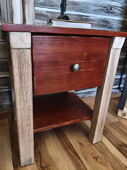 Nočný stolík vidiecký zo šuflíkom