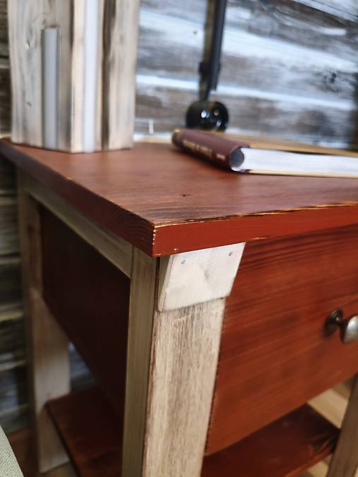 Nočný stolík vidiecký zo šuflíkom