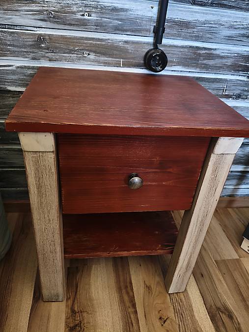 Nočný stolík vidiecký zo šuflíkom