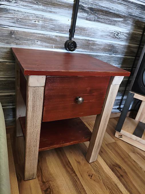 Nočný stolík vidiecký zo šuflíkom