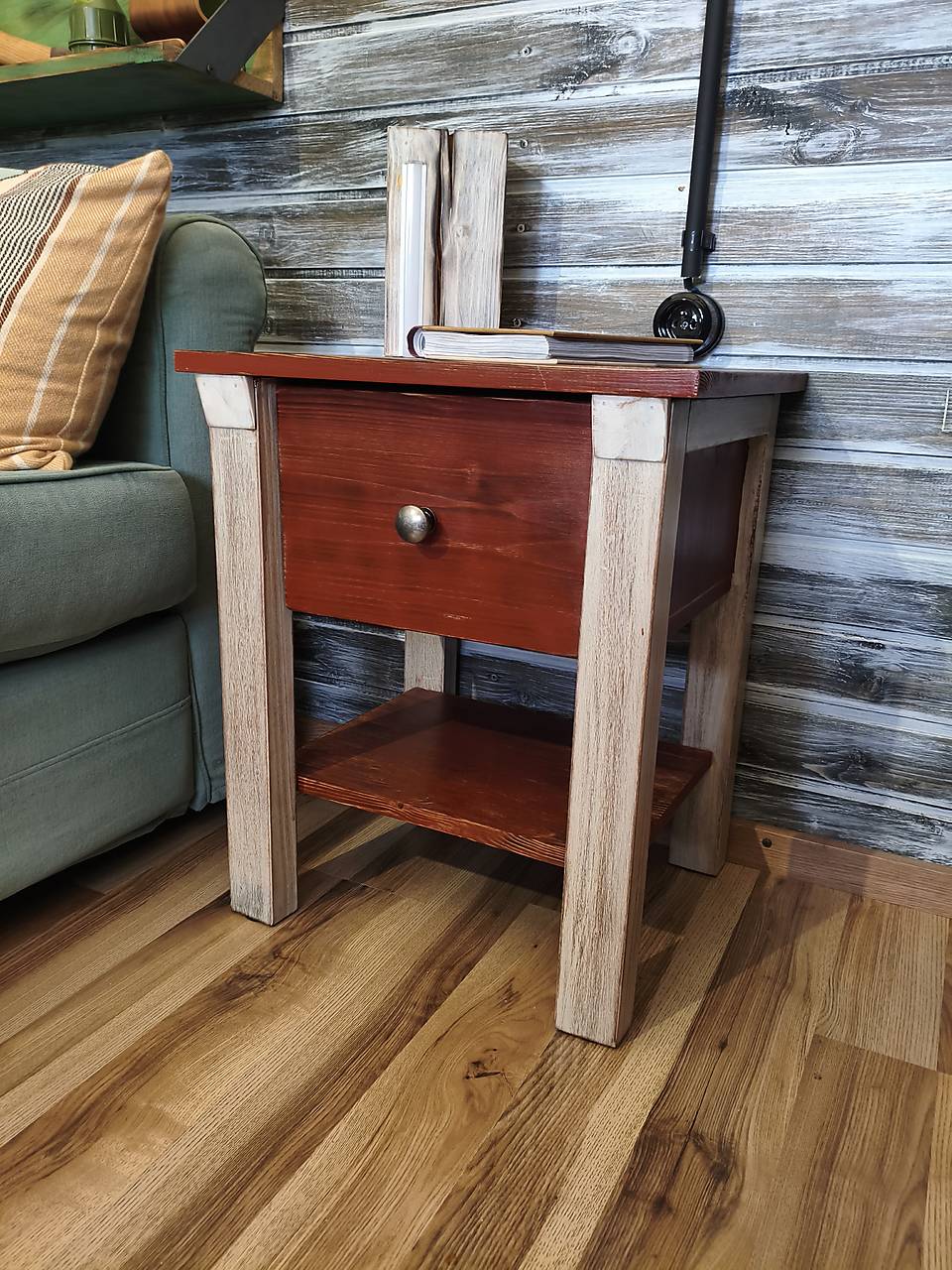 Nočný stolík vidiecký zo šuflíkom