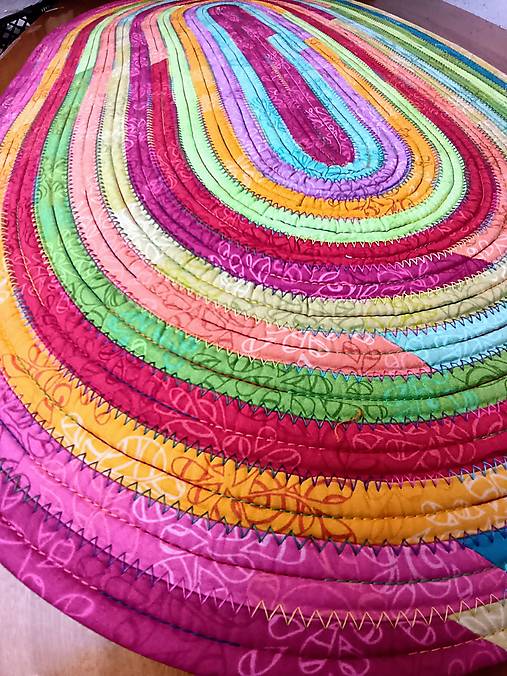 Pestrofarebný oválny koberec