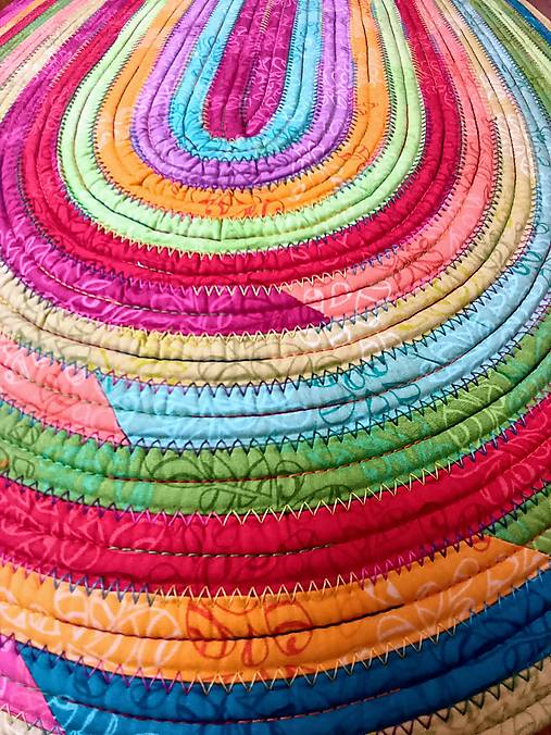 Pestrofarebný oválny koberec