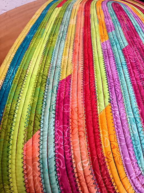 Pestrofarebný oválny koberec