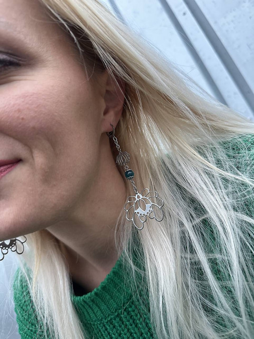 Náušnice - Náušnice LOTOS z chirurgickej ocele + smaragdová korálka - 17986268_