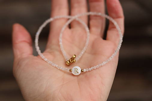 Náhrdelník mesačný kameň s písmenkom