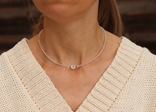 Náhrdelník mesačný kameň s písmenkom