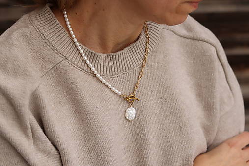 Perlový náhrdelník s retiazkou a Keshi perlou