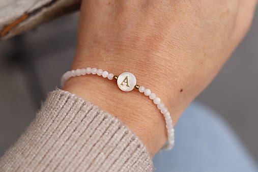 Tenký náramok mesačný kameň s písmenkom