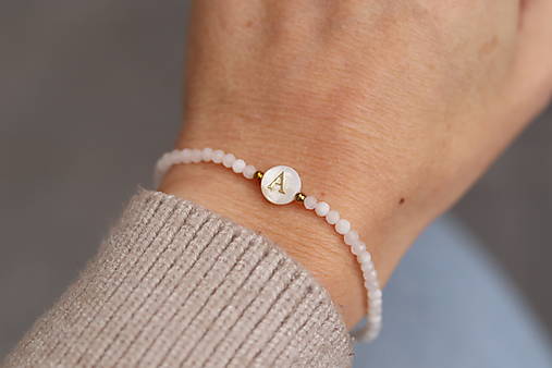 Tenký náramok mesačný kameň s písmenkom
