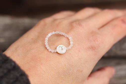 Prsteň s písmenkom